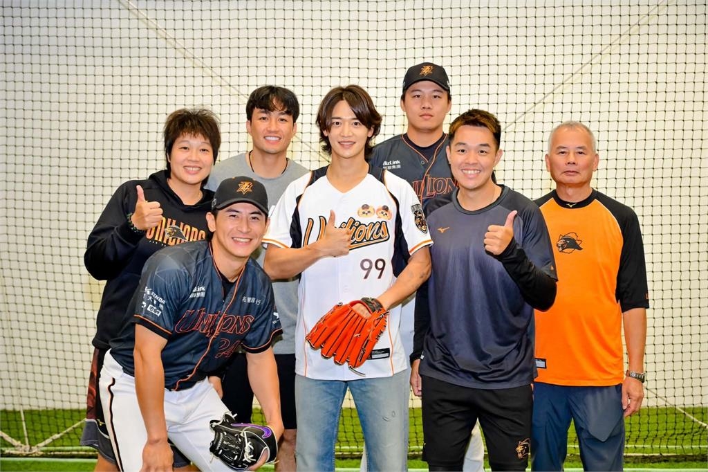 中職(影)/韓團「SHINee」珉豪為獅隊開球!超有天份網讚:被偶像耽誤的運動員