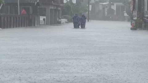 屏東豪雨不停 塭豐村、燄溫村最深水淹及膝!