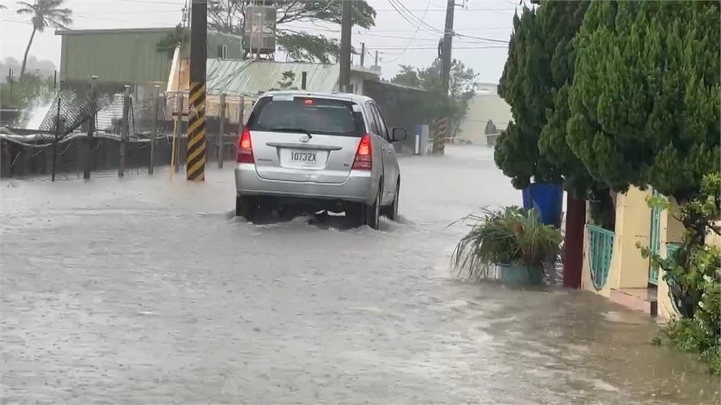 豪雨不斷! 洪水灌進屏東枋寮 民宅、村莊道路緊急封閉