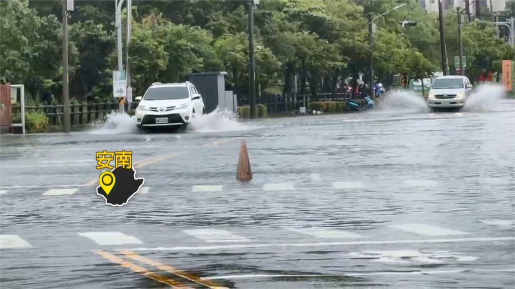 台南安南暴雨成災! 2消防橡皮艇出動載患者就醫