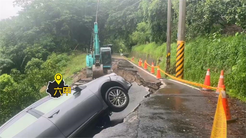台南安南暴雨成災! 2消防橡皮艇出動載患者就醫