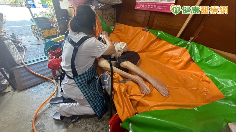 80多歲爺爺長期臥床、無力洗澡!護理師到宅助清潔 揭高齡家庭長照困境