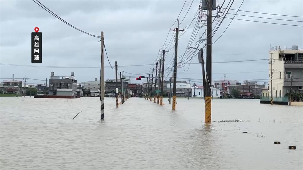 高雄大雨狂下苦哈哈! 民眾「樓上揪樓下」家門前捕魚、推車