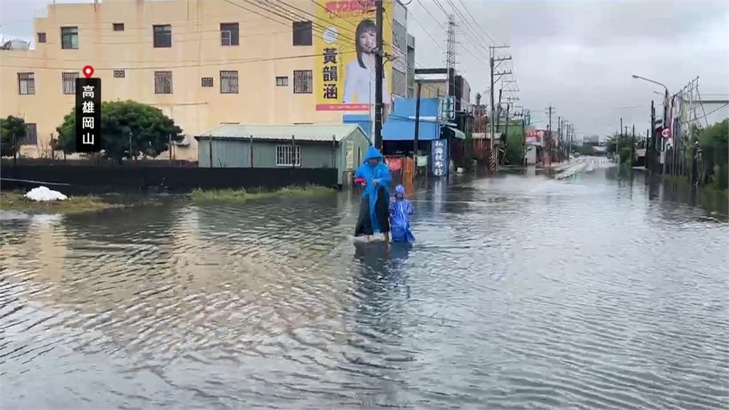 高雄大雨狂下苦哈哈! 民眾「樓上揪樓下」家門前捕魚、推車