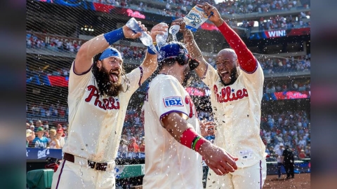 MLB(影)／洗碗伯轟出「起飛的飛機」！459英尺再見全壘打完成6分超級大逆轉