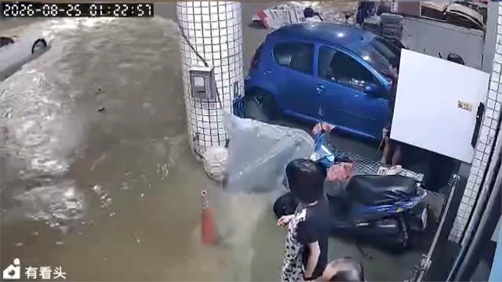 高雄鼓山又淹!道路變奶茶池 開車像開船還有車拋錨