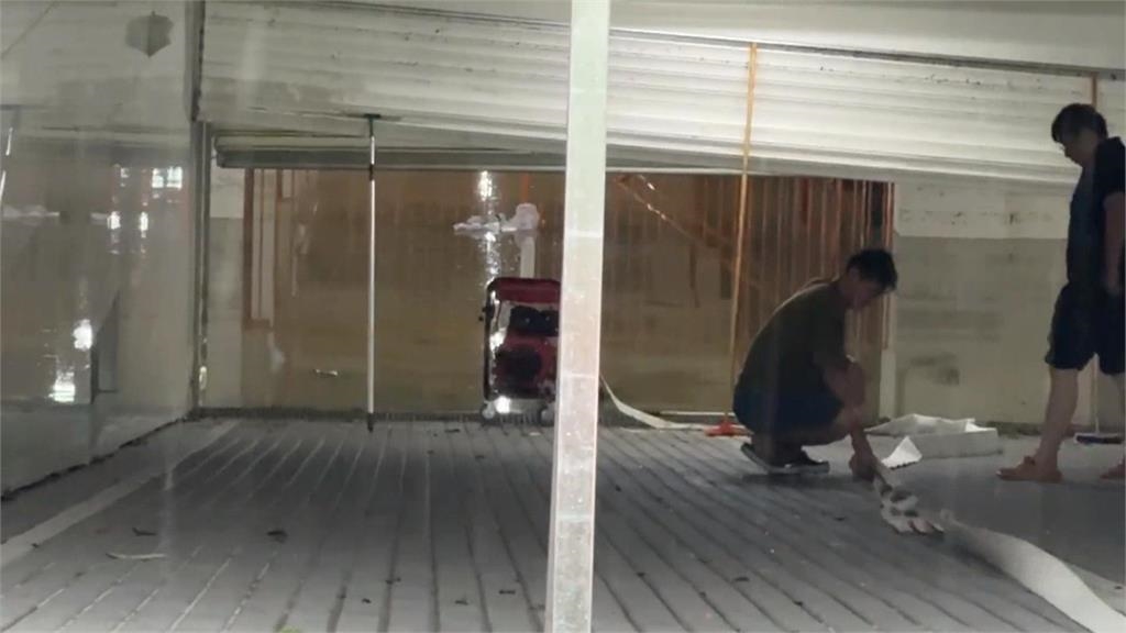 高雄鼓山又淹!道路變奶茶池 開車像開船還有車拋錨