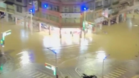 高雄鼓山又淹!道路變奶茶池 開車像開船還有車拋錨