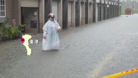 屏東淹好慘！東港陸橋下嚴重倒灌　林邊激起驚人水花