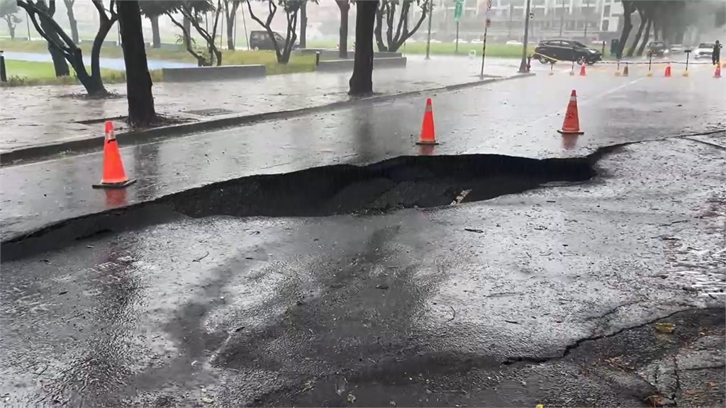 最新／裂開！高雄大學旁驚見「巨大坑洞」　路基碎石全露「道路封閉」