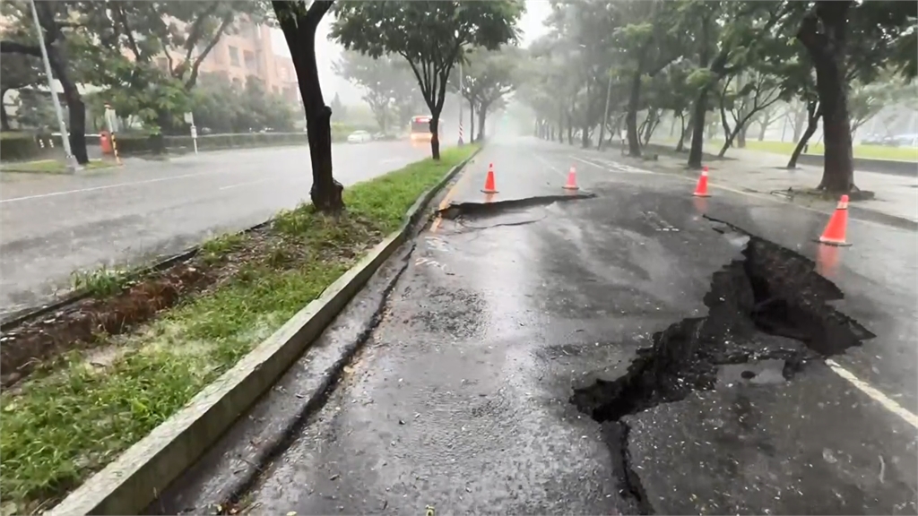 最新／裂開！高雄大學旁驚見「巨大坑洞」　路基碎石全露「道路封閉」