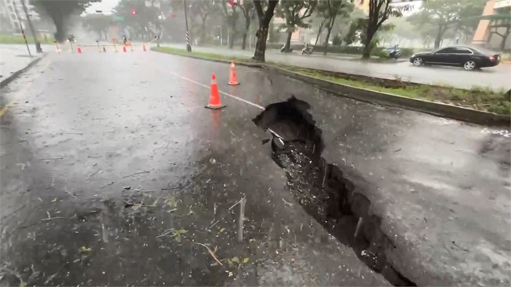 最新／裂開！高雄大學旁驚見「巨大坑洞」　路基碎石全露「道路封閉」