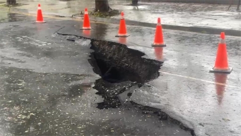 裂開!高雄大學旁驚見「巨大坑洞」路基碎石全露 道路封閉中