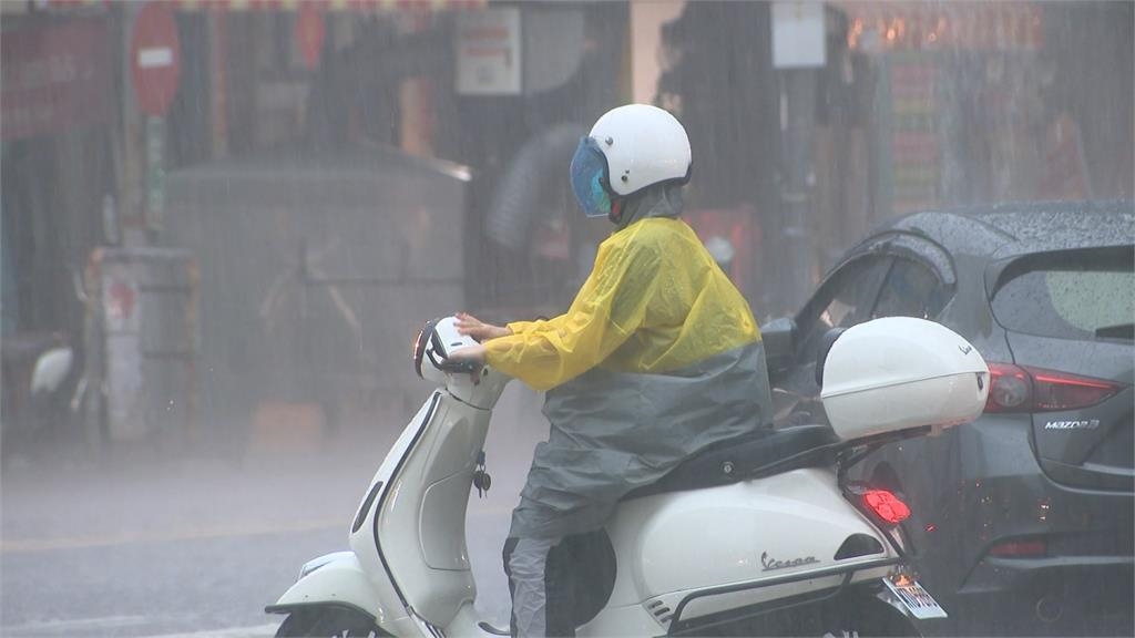 高雄雨下不停!市區照常上班課 陳其邁臉書被灌爆
