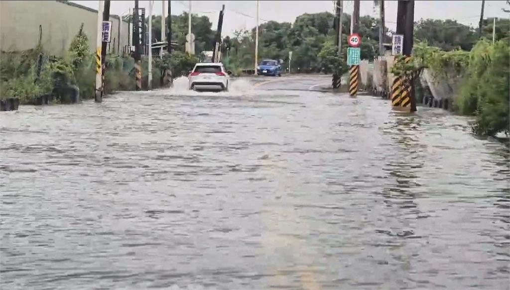 豪雨炸高雄!永安興達電廠變水樂園 民眾開車像開船