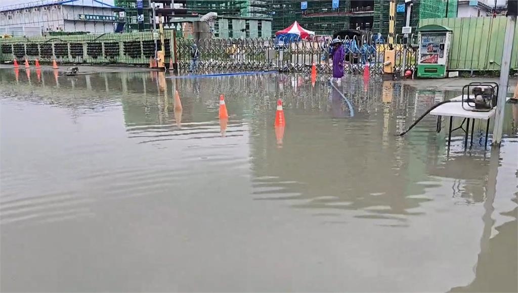 豪雨炸高雄!永安興達電廠變水樂園 民眾開車像開船