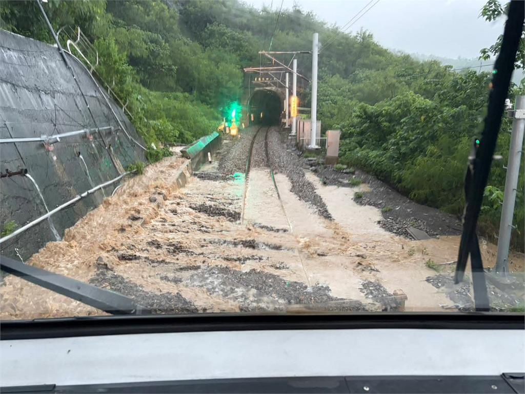 雨彈狂炸屏東!枋山台1線泥流傾瀉 土石流淹台鐵軌道