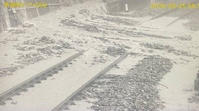 雨彈狂炸屏東!枋山台1線泥流傾瀉 土石流淹台鐵軌道
