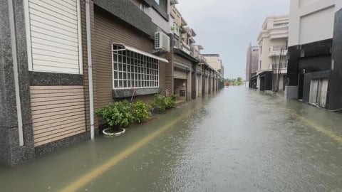 屏東東港水未退! 居民憂「颱風+大潮將至」災情更慘
