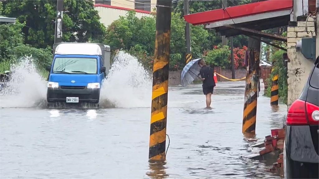 雨彈狂炸！嘉義東石157縣道又淹 居民急搬電器防泡水
