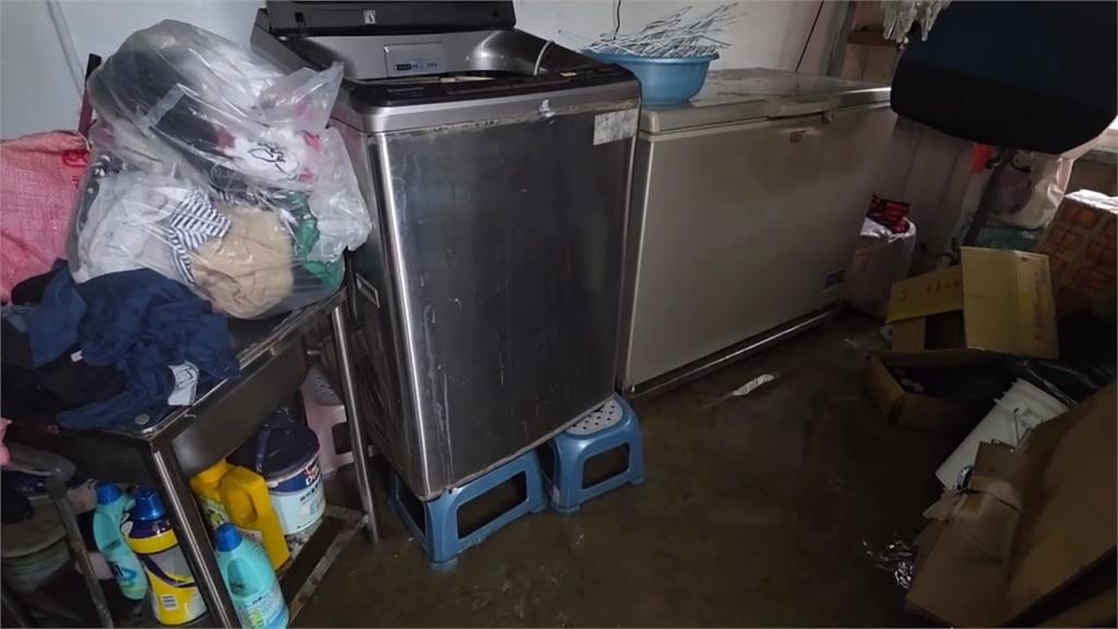 雨彈狂炸！嘉義東石157縣道又淹 居民急搬電器防泡水