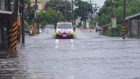 雨彈狂炸!嘉義東石157縣道又淹 居民急搬電器防泡水
