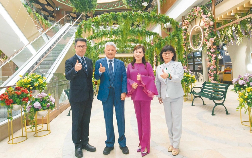 遠東SOGO插旗信義區來勢洶洶,董事長黃晴雯(右2)及總經理吳素吟(右1)認為SOGO大巨蛋「絕對不會輸給台北101」!(圖/SOGO提供)