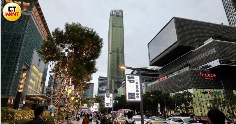信義商圈廊帶和大巨蛋SOGO,百貨公司就有16家,五星飯店也有5家,百貨加上飯店年營業額突破千億,成為全台國際能見度最高的消費廊帶。(圖/方萬民攝)
