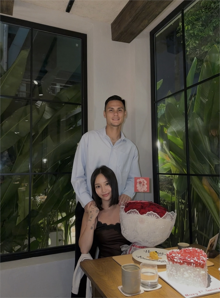 陳芳語慶交往1週年解放微辣!「開衩黑蕾絲」露美腿 甜笑依偎混血男友