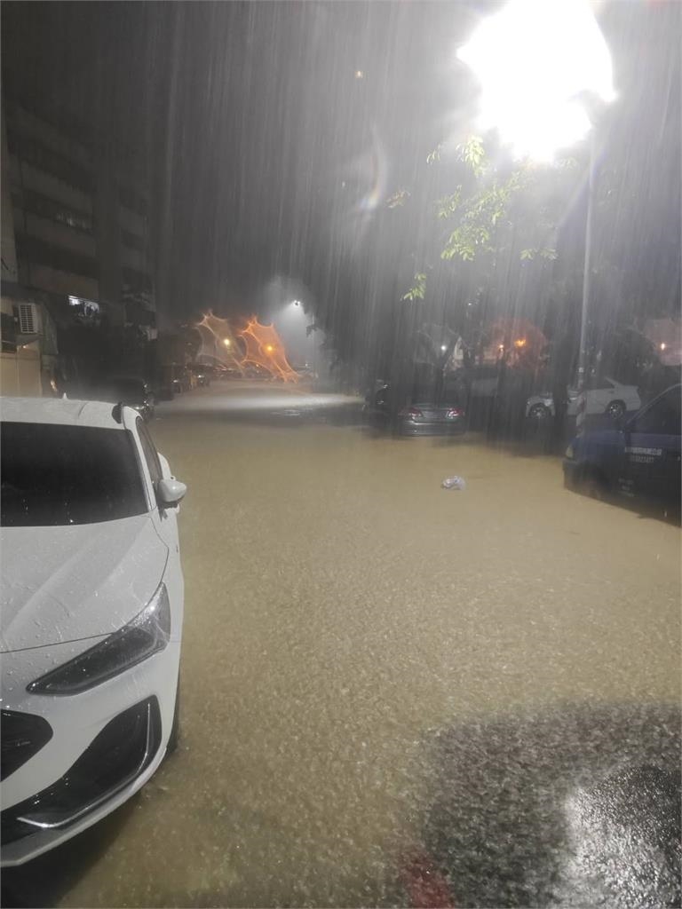 豪雨炸高雄美術館「淹水一級戰區」!30分鐘神速退水 網改口不罵了