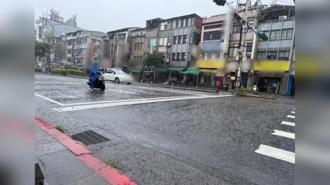 快躲雨！5縣市大雨特報　雨彈一路炸到晚上
