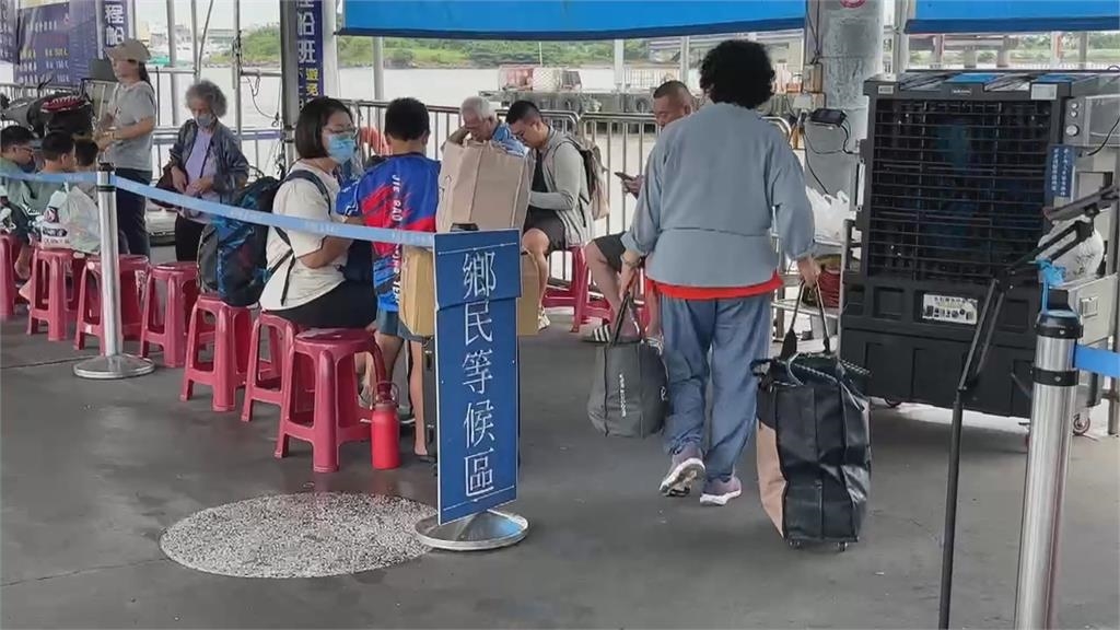 東琉線復航了! 民眾排隊趕登船 民生物資送上船