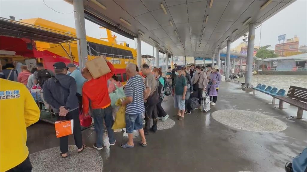 東琉線復航了! 民眾排隊趕登船 民生物資送上船