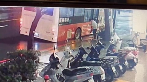 雨後多處坍塌!公車靠站陷坑洞 工程單位加緊搶修