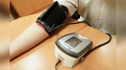 長期頭痛錯當壓力大、睡眠不足! 壯男久久一量血壓已衝150