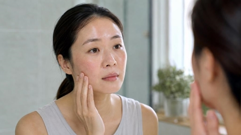 臉很油洗完臉卻又乾又刺?認識「油性敏感肌膚」的矛盾狀態