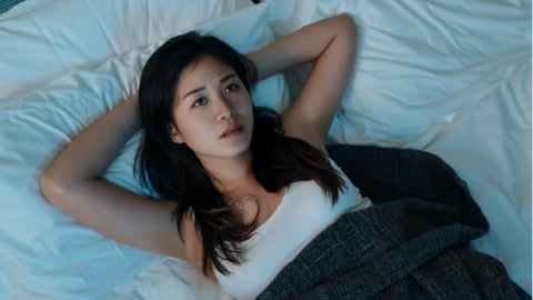 身體很累、腦袋卻停不下來?認識睡前思緒忙碌:從木質香氣建立放鬆儀式