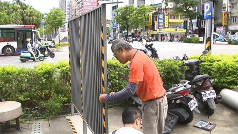獨家直擊／北市「監獄風吸菸區」設了又拆！《民視》目擊工人搬柵欄現場