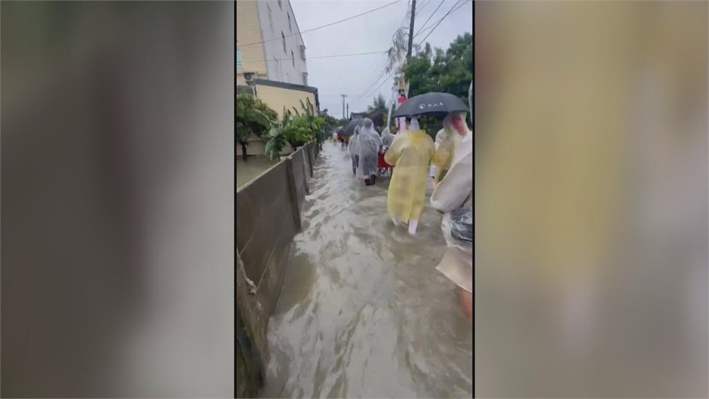 雲林四湖鄉告別式遇大雨淹水　敬業！送行隊伍「涉水而行」墊高棺木