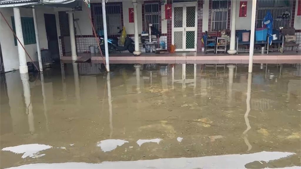 雲林四湖鄉告別式遇大雨淹水　敬業！送行隊伍「涉水而行」墊高棺木