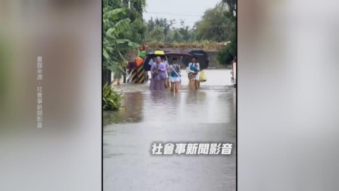 雲林四湖鄉告別式遇大雨淹水 敬業!送行隊伍「涉水而行」墊高棺木