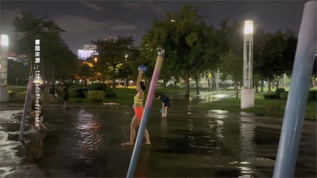 高雄民眾揪團「中央公園玩水槍」　上百人現身開戰成雨中奇景