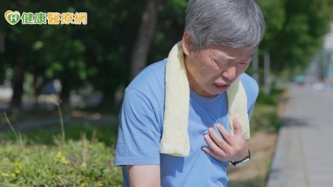 胸悶別以為忍忍就好!60歲男一查「3條心臟血管」幾乎全塞住