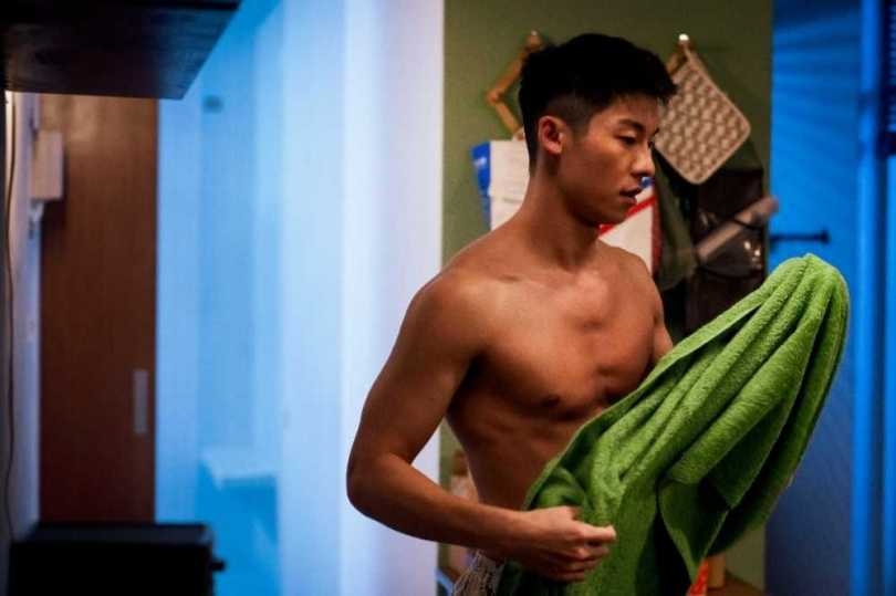 許光漢在《關於我和鬼變成家人的那件事》中經常衣不蔽體,被封是全片的「裸體擔當」。(圖/金盞花大影業提供)