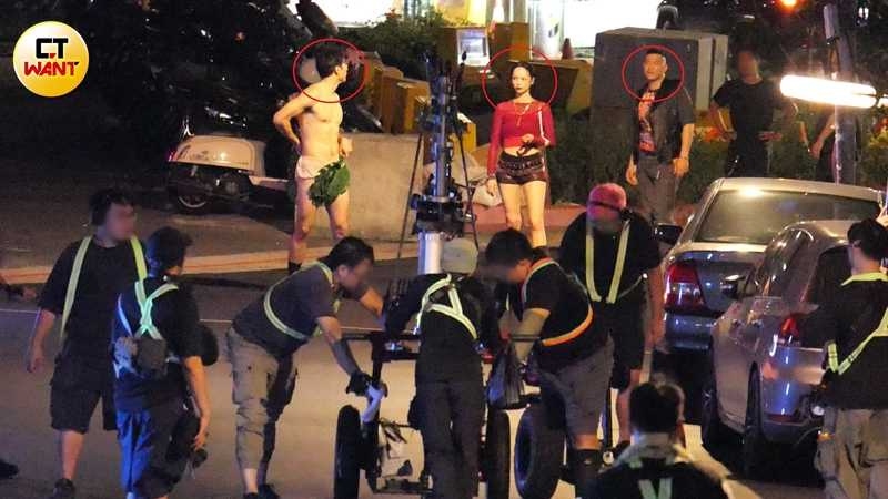 本刊直擊鳳小岳與黃暄婷、草爺,在台北市中山區街頭準備拍攝追逐戲。(圖/本刊攝影組)