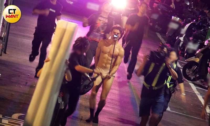 鳳小岳為戲犧牲脫到只剩肉色小褲褲,在大街上大方露出結實胸肌與6塊腹肌。(圖/本刊攝影組)