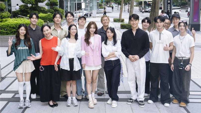 柴智屏(前排中)與鳳小岳、曾莞婷一同出席《愛上外星情人》開鏡儀式。(圖/米神國際提供)