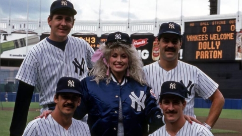 MLB(影)/她讓洋基球星全笑了!鄉村天后桃莉芭頓1987年球場外景再度瘋傳