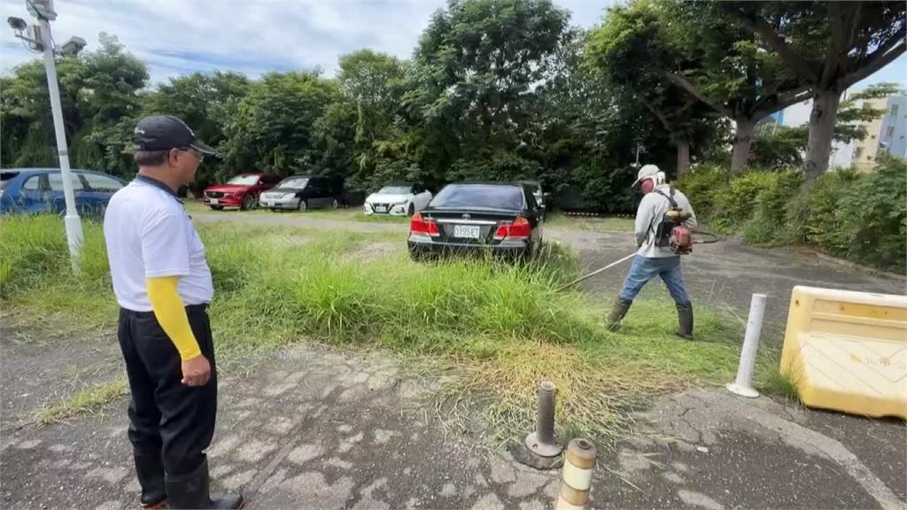 公務員扯"鬼月禁忌不除草"　彰化市長氣炸親自監督除草