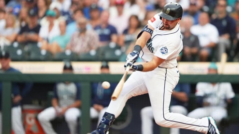 MLB(影)／超低角彈指曲球照拉出牆！水手勞雷「連4打席開轟」近7場打擊率破三成